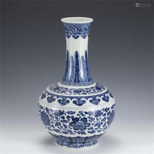 A BLUE AND WHITE DECORATIVE VASE