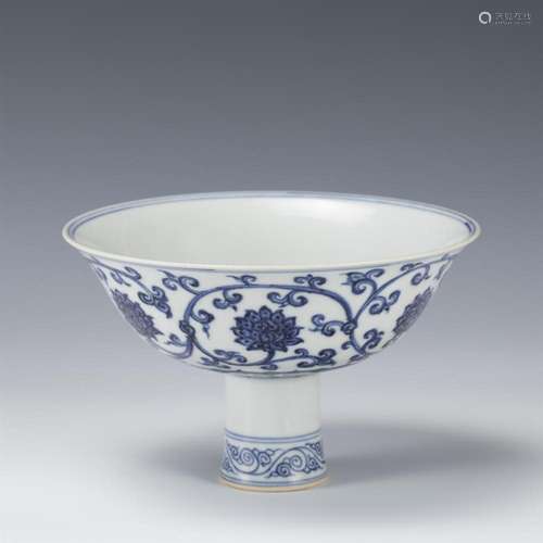 A BLUE AND WHITE PORCELAIN STEM-BOWL