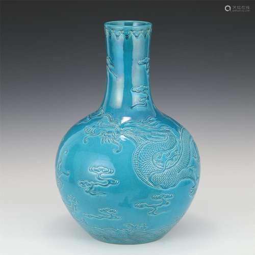 A BLUE GLAZED DRAGON PATTERN PORCELAIN VASE