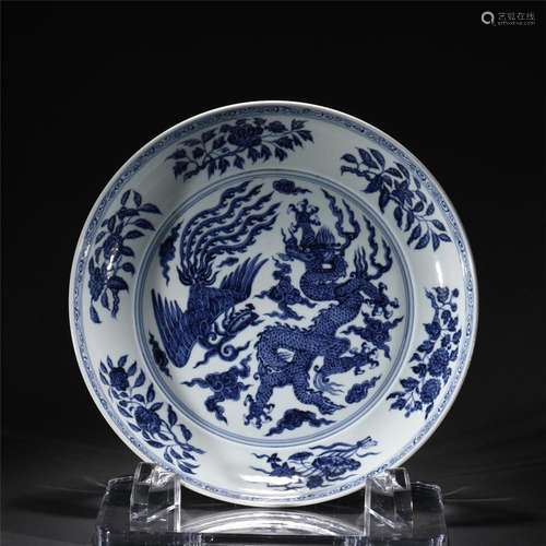 A BLUE AND WHITE PORCELAIN DISH