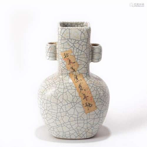 A CHINESE GE-WARE CRACKLE ARROW VASE