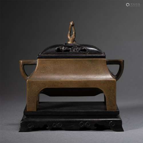 A CHINESE BRONZE CENSER WITH DOUBLE HANDLES