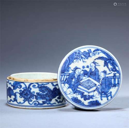 A CHINESE BLUE AND WHITE FIGURAL STORY BOX WITH COVER