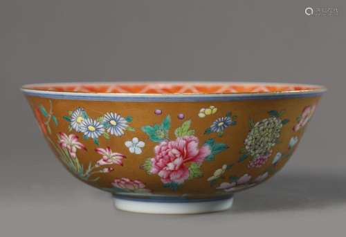 A CHINESE FAMILLE ROSE FLOWER BOWL
