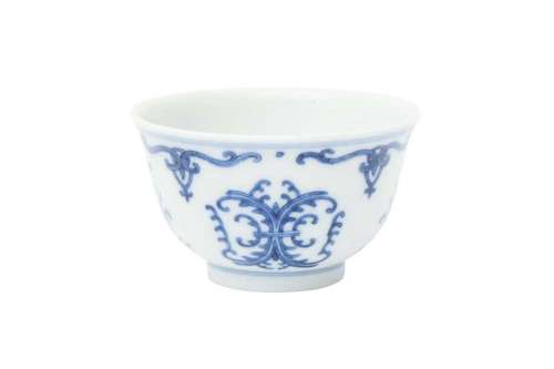 A CHINESE BLUE AND WHITE 'HONEYSUCKLE' CUP 清 青花忍冬紋盃 《...