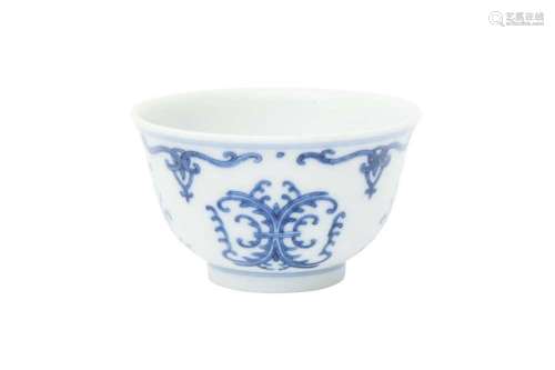 A CHINESE BLUE AND WHITE 'HONEYSUCKLE' CUP 清 青花忍冬紋盃 《...