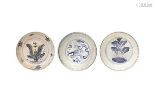 A GROUP OF THREE CHINESE BLUE AND WHITE DISHES 明 青花盤一組...