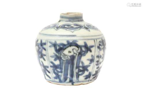 A CHINESE BLUE AND WHITE 'DEER' JAR 明萬歷 青花鹿紋小瓶