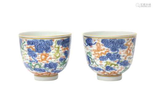 A PAIR OF CHINESE FAMILLE-ROSE 'DRAGON' CUPS 或為清宣統 粉彩...