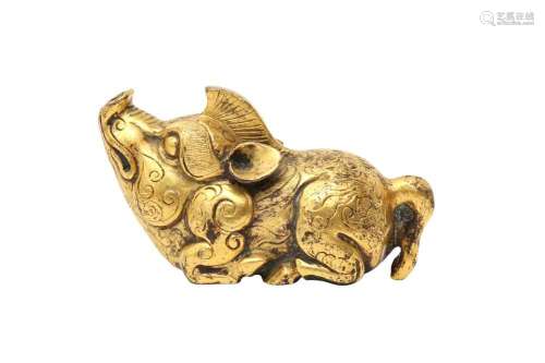 A CHINESE GILT-BRONZE 'PIG' SCROLL WEIGHT 清十九或二十世紀 鎏...