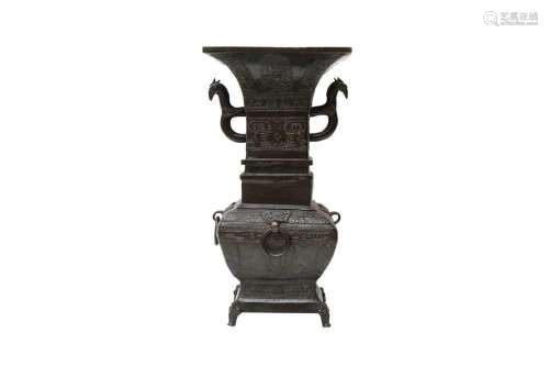 A LARGE CHINESE BRONZE ARCHAISTIC VASE 清十七或十八世紀 銅饕...