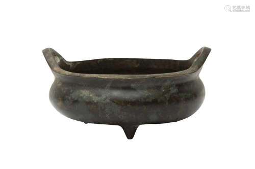 A CHINESE BRONZE TRIPOD CENSER 清十七或十八世紀 銅三足香爐