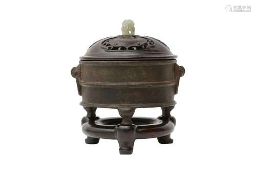 A CHINESE BRONZE INCENSE BURNER 清十九或二十世紀 銅獅首耳三足...