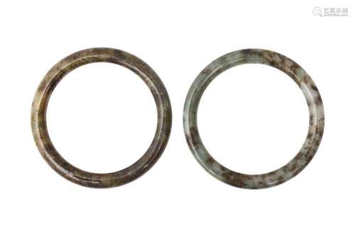 A PAIR OF CHINESE JADE BANGLES 玉手鐲一對