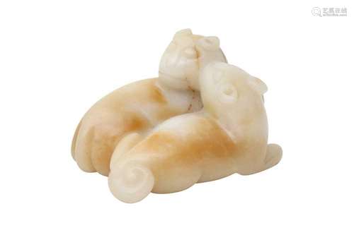 A CHINESE CREAM JADE 'CATS' CARVING 清 白玉雕貓