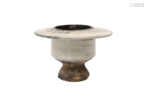 A SMALL CHINESE CIZHOU GREY-GLAZED LAMP BASE 北宋或金 磁州窰...