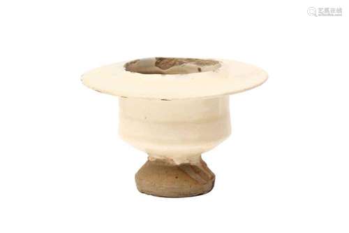 A CHINESE CIZHOU WHITE-GLAZED LAMP STAND OR CENSER 宋或金 磁...