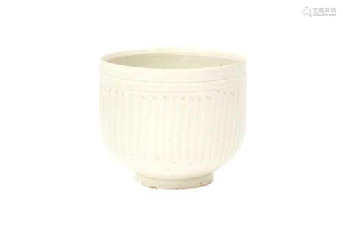 A CHINESE CIZHOU WHITE-GLAZED 'PETAL' BOWL <br />
宋 磁州窯白...