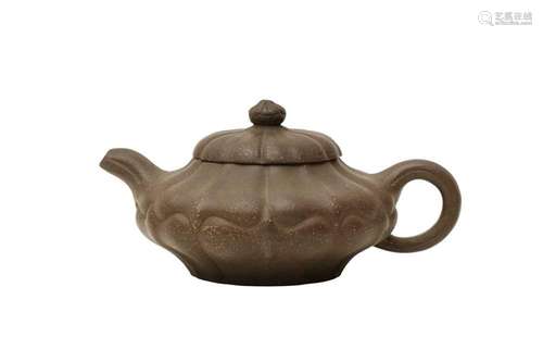 A CHINESE YIXING ZISHA 'FOLIATE' TEAPOT AND COVER 二十世紀 吳...