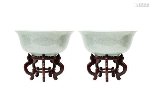 A PAIR OF LARGE CHINESE CRACKLE-GLAZED BOWLS 二十世紀 冰裂紋...