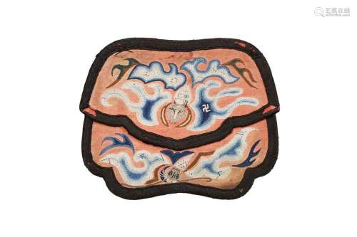 A SMALL CHINESE EMBROIDERED SILK PURSE 二十世紀早期 刺繡花卉...