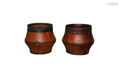 A PAIR OF CHINESE SOUTHERN ELM WOOD GRAIN MEASURE BUCKETS 二...