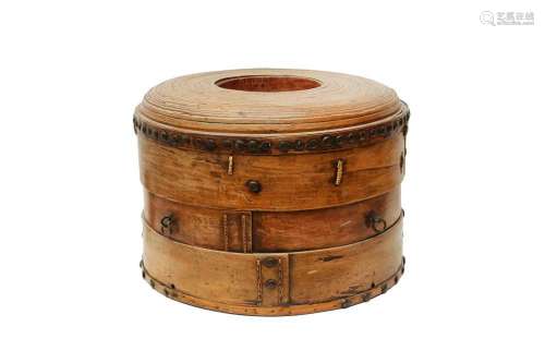A LARGE CIRCULAR CHINESE WOOD BASKET AND COVER 二十世紀 木籃...