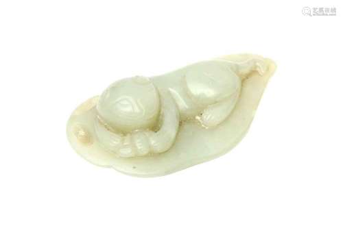 A CHINESE CELADON JADE CARVING OF A CAT 二十世紀 青玉雕貓