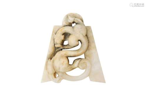 A CHINESE GREY JADE ARCHAISTIC 'CHILONG' PENDANT 二十世紀 灰...