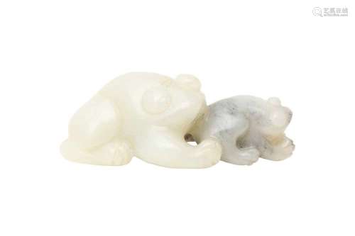 A CHINESE PALE-CELADON JADE 'FROGS' CARVING 二十世紀 青白玉雕...