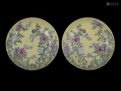 A PAIR OF YELLOW GROUND FAMILLE ROSE DISHES