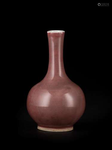 A SMALL BOTTLE-SHAPED PEACH-BLOOM VASE