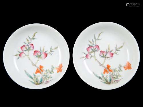 A PAIR OF FAMILLE ROSE SAUCERS