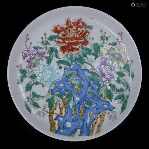 A LARGE FAMILLE ROSE DISH