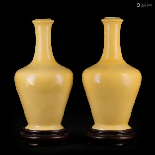 A PAIR OF GARLIC-HEAD SHAPED YELLOW VASES