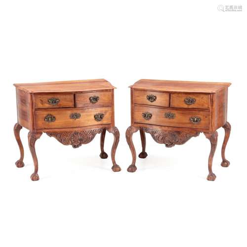 A PAIR OF D. JOÃO V STYLE COMMODES