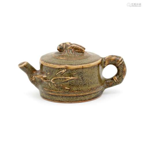 A DROPPER - TEAPOT WITH BEE