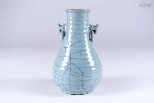 Vase de style Yuan côtelé et piriforme avec anses en anneau....