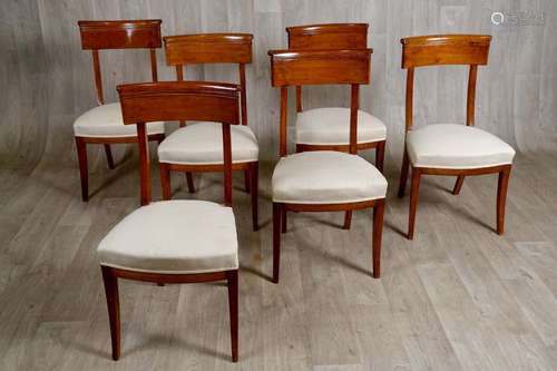 Suite de six Chaises.                                       ...