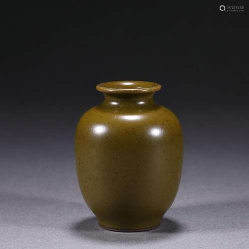 A Chinese Tea-dust Glaze Vase with Cover