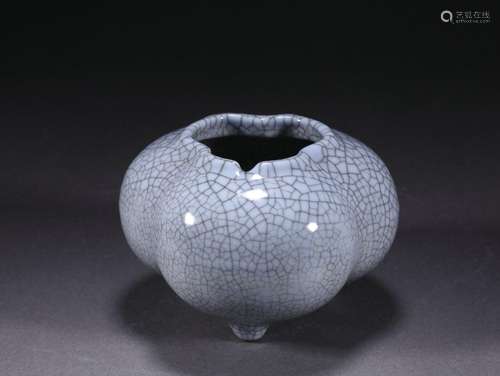 A Chinese Ge-ware Crackle Waterpot