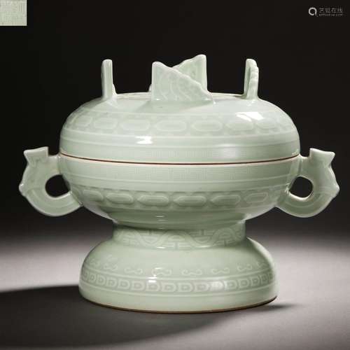 A Chinese Celadon Glaze Ritual Vessel with Cover