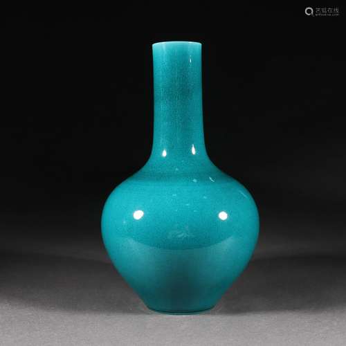 A Chinese Peacock Green Glaze Globular Vase