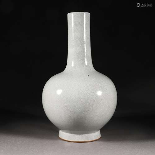 A Chinese Ge-ware Bottle Vase