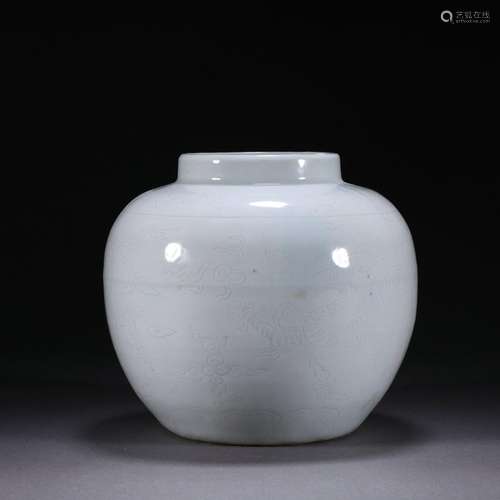 A White glaze dark engraved dragon pattern jar