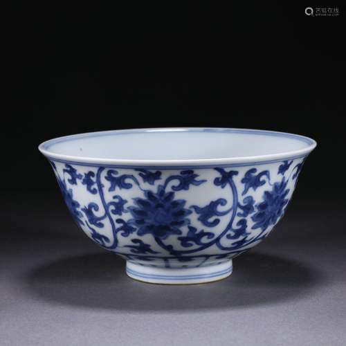 A Blue and white flower pattern bowl