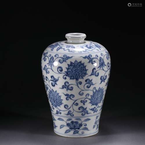 A Blue and white flower pattern plum vase