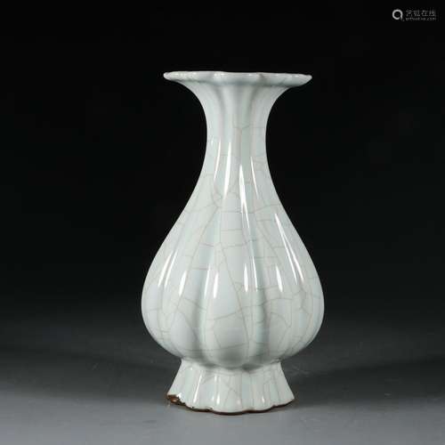 A Guan kiln cabbage vase