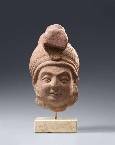 Kopf eines bodhisattva. Rosafarbener Sandstein. Nord-In