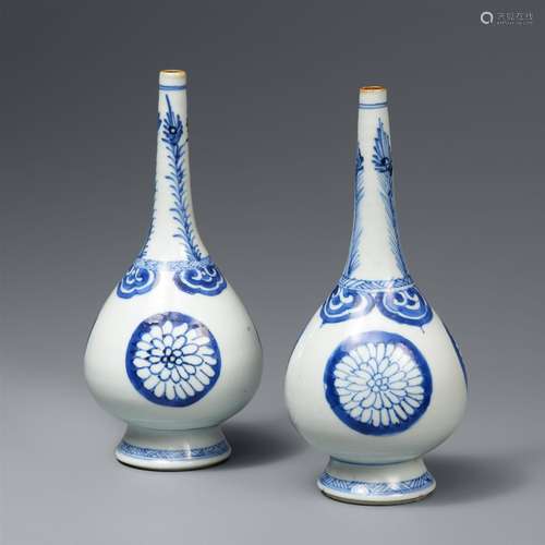 Paar blau-weiße Rosenwasserflaschen. Kangxi-Ära (1662-1